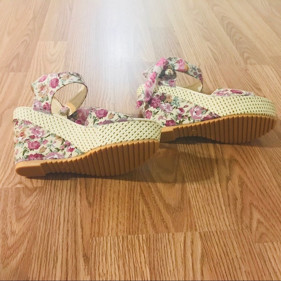 Cute floral wedges with ribbon side ties! - Picture 6 of 8
